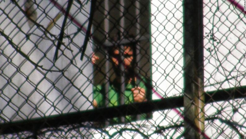 En esta imagen de marzo se aprecia al líder opositor Leopoldo López a través de los cercos de seguridad en la cárcel militar de Ramo Verde.