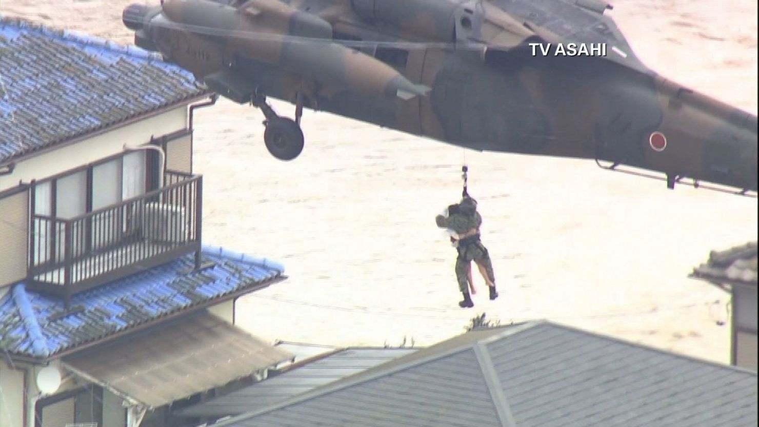 Algunos residentes fueron rescatados de los tejados de sus casas por helicópteros militares.
