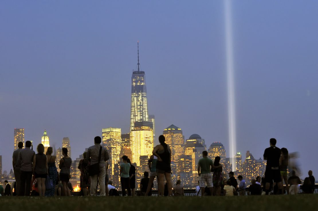 Tributo a las víctimas de los atentados terroristas con dos luces que conmemoran las Torres Gemelas en Manhattan.