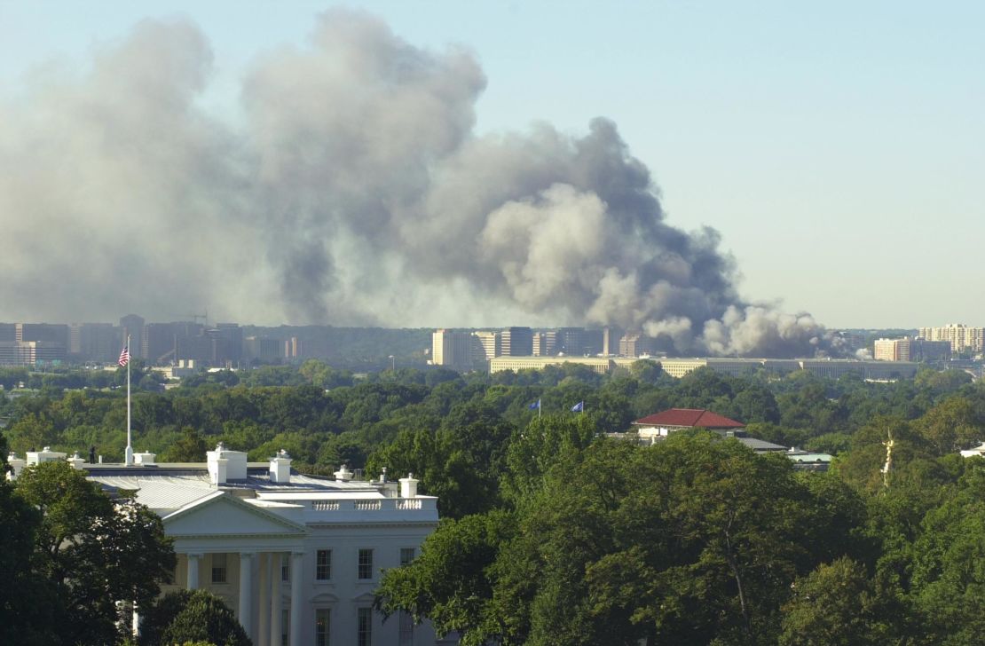 La Casa Blanca y al fondo, el Pentágono luego del ataque terrorista del 11 de septiembre de 2001.