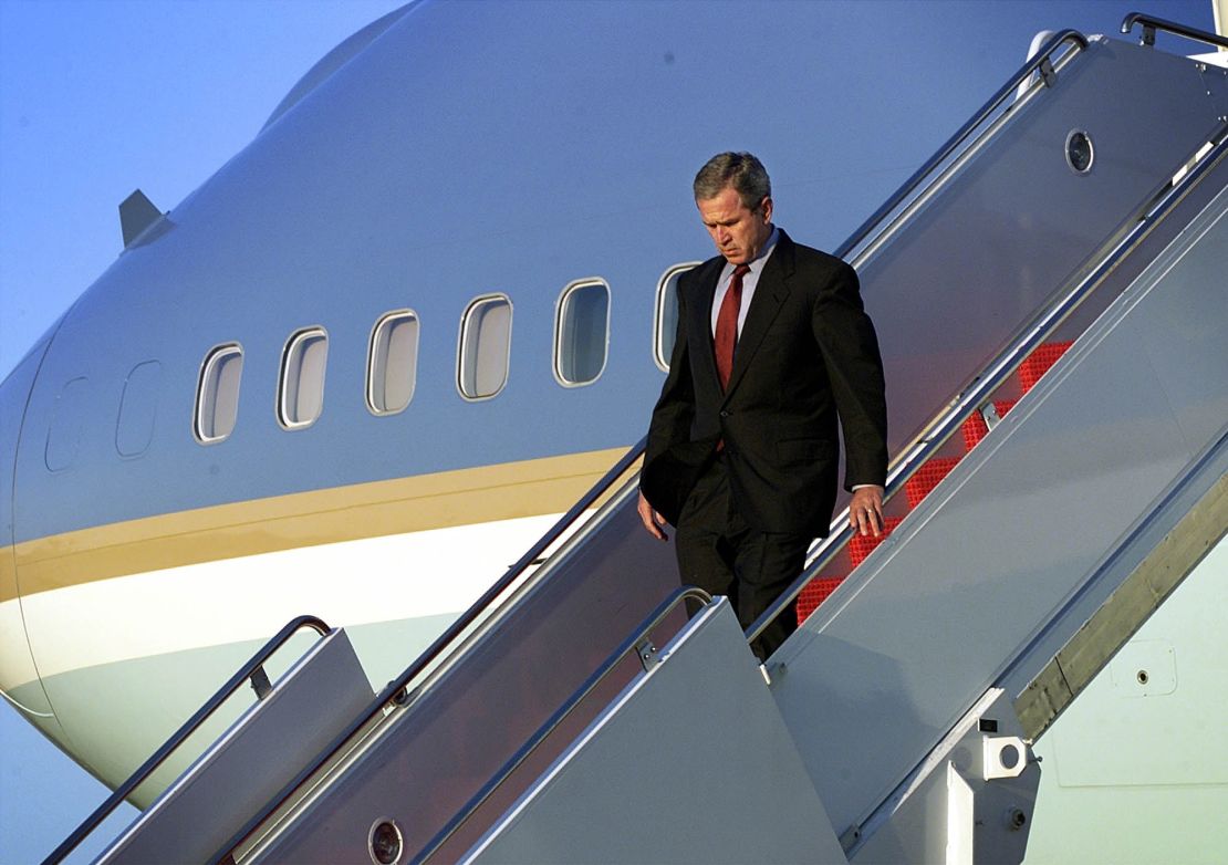 George W. Bush a su llegada a la Base Aérea Andrews el 11 de septiembre de 2001. Horas más tarde, Bush se dirigió a la nación desde la Oficina Oval en la Casa Blanca.