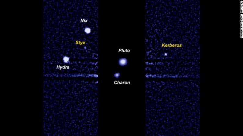 Una imagen de Plutón y sus lunas desde el telescopio espacial Hubble. Caronte es la luna más grande cerca de Plutón. Los otros cuatro puntos brillantes son lunas más pequeñas descubiertas en el 2005, el 2011 y el 2012: Nix, Hidra, Cerbero y Estigia.