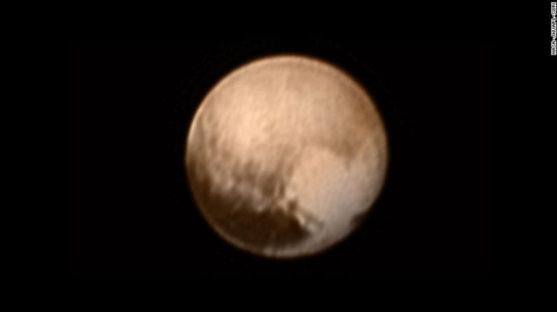 ¿Ves un corazón en Plutón? Esta imagen fue tomada el martes 7 de julio por la nave espacial New Horizons cuando estaba a unos 8.05 millones de km del planeta. Mira hacia la parte inferior derecha y verás una gran área brillante –alrededor de 1.931.21 km de diámetro– que se asemeja a un corazón.