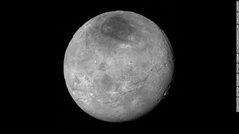 Justo antes de su máxima aproximación a Plutón el 14 de julio del 2015, la nave espacial New Horizons de la NASA tomó esta foto de Caronte, la luna más grande de Plutón. La foto fue tomada a una distancia de 466.710 km de distancia. La región del polo norte de Caronte es marcadamente oscura. Esta foto fue publicada el 10 de septiembre del 2015.