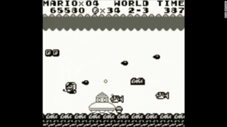 Nintendo lanzó su versión en blanco y negro, Super Mario Land, una versión especial para la consola portátil Game Boy, 1989.