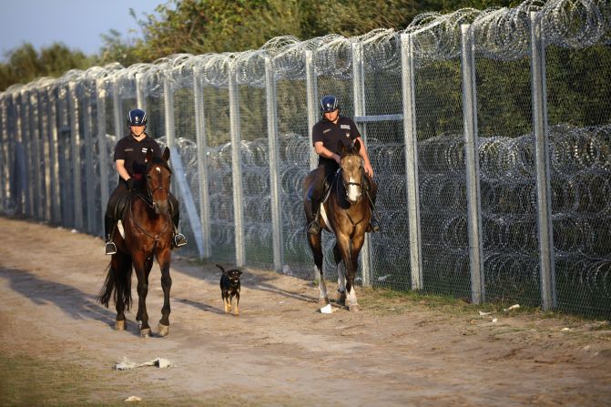 La policía húngara vigila la frontera con Serbia (Christopher Furlong/Getty Images).