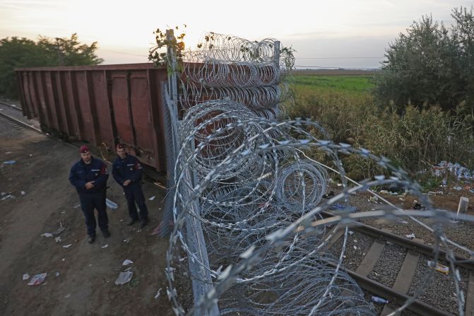 Autoridades húngaras han bloqueado con un vagón de tren el último paso que quedaba abierto en la valla con púas que separa Hungría y Serbia.