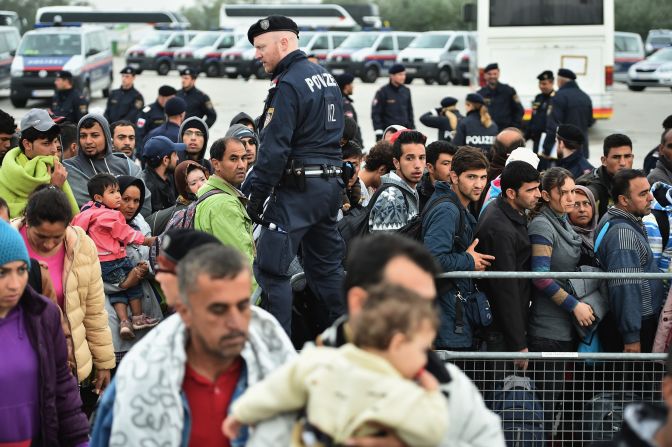 Hungría promulgó sus nuevas leyes fronterizas, que establecen tres años de prisión para los que crucen ilegalmente la cerca.