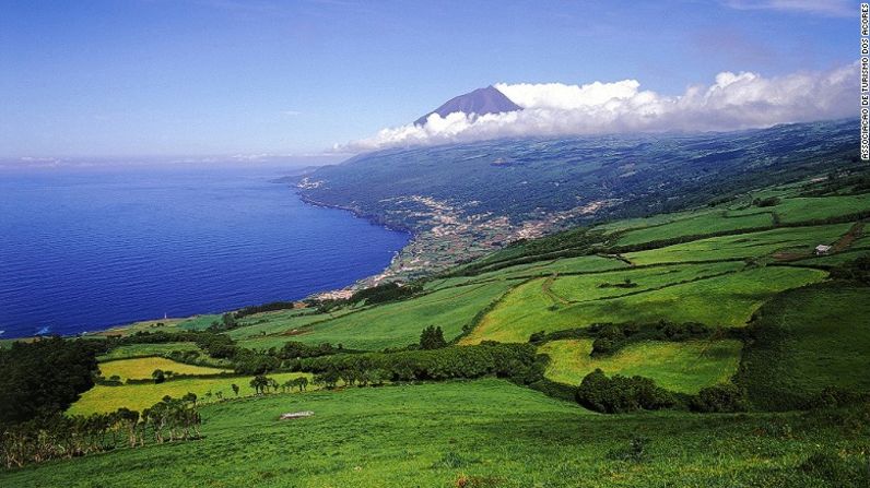 Isla Pico — La isla Pico es el hogar de la montaña más alta de Portugal. A 2.346 metros de altura, la Montaña Pico a menudo está envuelta en nubes.
