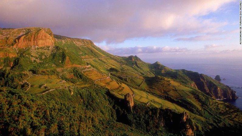 Azores (Portugal) — Flores es una de las nueve islas que conforman la región portuguesa de Azores. Es famosa por sus volcanes, hortensias azules y acantilados empinados junto al mar.