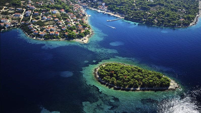 Solta (Croacia) — Solta, bordeada por las aguas cristalinas color turquesa del mar Adriático y las playas de guijarros, es una isla cubierta de pinos de 24 bahías y 1.400 personas.