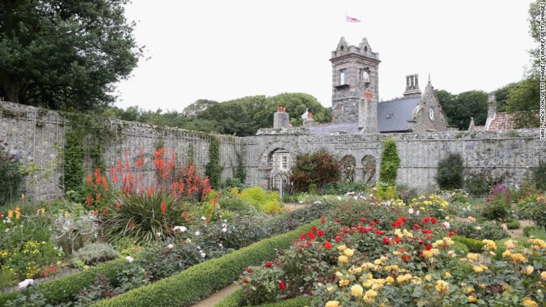 Jardines La Seigneurie — Los jardines La Seigneurie de Sark fueron creados a principios de la década de 1800. Los altos muros ofrecen protección contra el viento, lo que permite que muchas variedades diferentes de plantas prosperen.