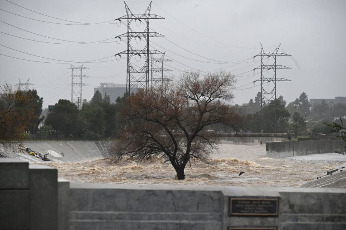 El agua azota los elementos a lo largo del río Los Ángeles mientras la segunda y más poderosa de dos tormentas fluviales atmosféricas inunda Los Ángeles el 5 de febrero de 2024. Robyn Beck/AFP/Getty Images