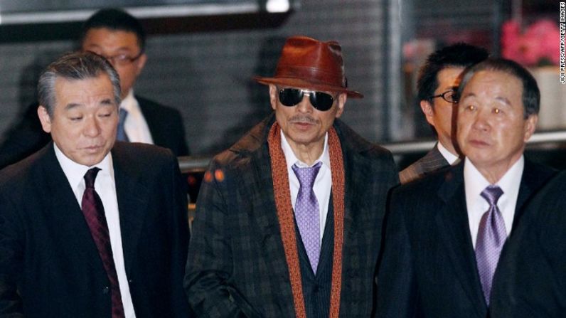 Kenichi Shinoda (centro), líder de la organización criminal más grande de Japón, la Yamaguchi-gumi, luego de salir de prisión en 2011.