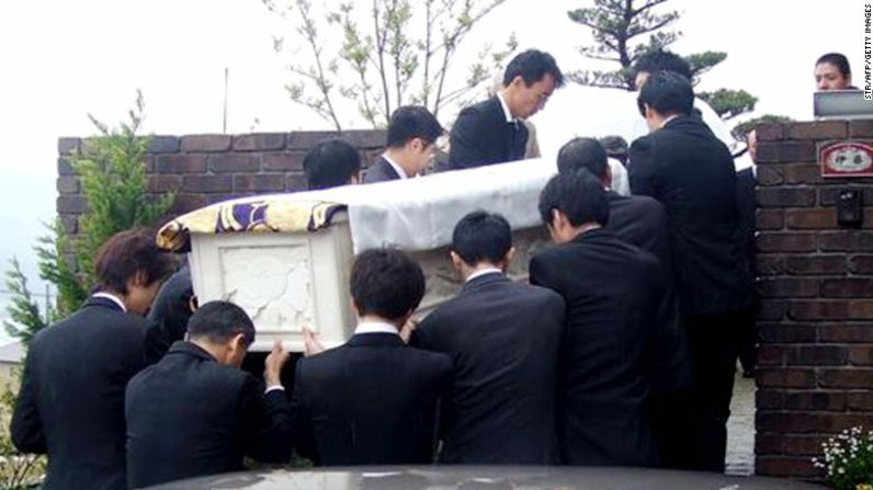 Familiares llevan el cuerpo sin vida de Iccho Ito, el alcalde de Nagasaki, a fue asesinado a tiros por Tetsuya Shiroo, miembro de Yamaguchi-gumi, en abril de 18 de 2007.