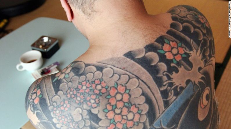 Un jefe retirado de la yakuza, que no quiso ser identificado, fue fotografiado en su residencia en Tokio en 2009. El tatuaje en su espalda simboliza una carpa nadando contra la corriente.