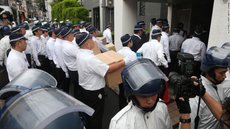 Oficiales de policía en una redada en el edificio de operaciones de los Yamaken-gumi, grupo disidente la mafia Yamaguchi-gumi, el 9 de septiembre de 2015, en Kobe, Japón.