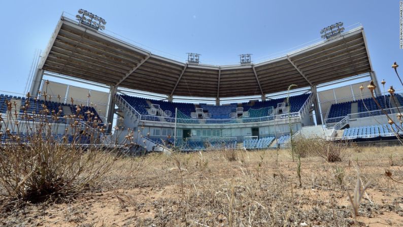 2004, Atenas — El deterioro del estadio de softball para los Juegos de Atenas de 2004 refleja los problemas que algunos países enfrentan cuando tratan de establecer un legado olímpico duradero. Esta foto fue tomada en julio de 2014.