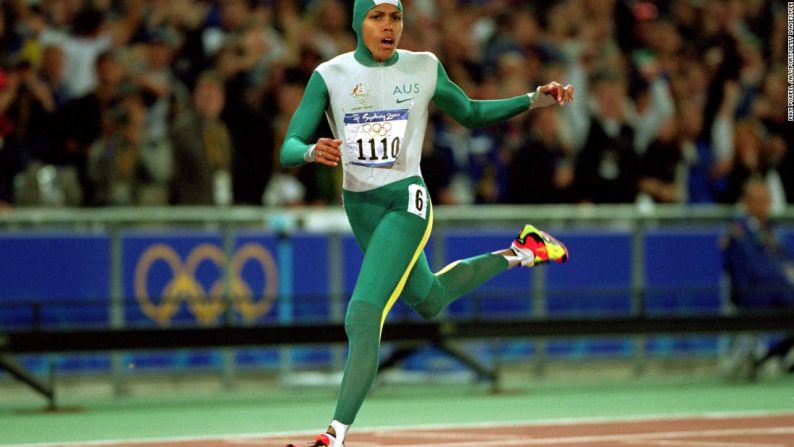 2000, Sídney — Cathy Freeman deleitó a los aficionados australianos al ganar los 400 m femeninos; así, se convirtió en la primera atleta en encender la antorcha olímpica y llevarse una medalla de oro en los mismos Juegos.