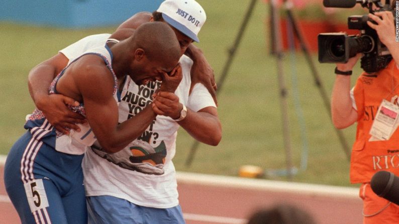 1992, Barcelona — Derek Redmond rompió en llanto durante las semifinales de los 400 m masculinos en España. El británico había sido uno de los favoritos para llevarse el oro, pero sucumbió ante una lesión a mitad de su carrera. Luego de que se rehusara a que lo sacaran en una camilla, Jim, el padre de Redmond, lo ayudó a cruzar la meta, lo que resulta ser una de las imágenes más conmovedoras y perdurables de los Juegos Olímpicos.