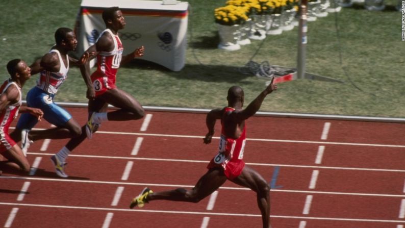 1988, Seúl — Ben Johnson asombró al mundo al llevarse la medalla de oro en los 100 m en tiempo récord en Corea del Sur, pero el canadiense dejó el movimiento olímpico en confusión cuando más adelante dio positivo para una sustancia prohibida.