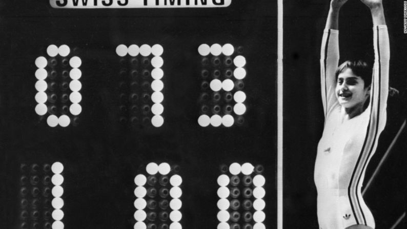 Montreal 1976 — Nadia Comaneci podría haber tenido solo 14 años, pero la gimnasta rumana obtuvo un "10 perfecto" de camino a ganar tres medallas de oro en Canadá. La tabla de resultados solo podía mostrar tres dígitos, por lo que su resultado quedó registrado como 1,00.