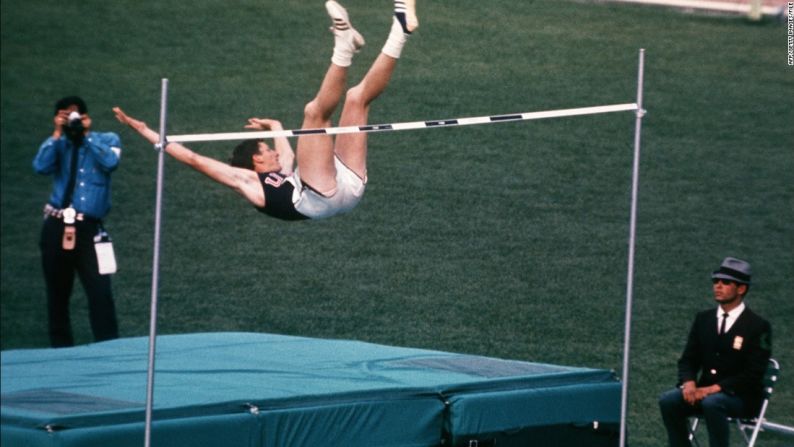 1968, Ciudad de México — El estadounidense Dick Fosbury cambió para siempre el salto alto al llevarse la medalla de oro con su revolucionaria técnica de "Fosbury Flop". Desde entonces se ha convertido en la técnica dominante en la prueba.