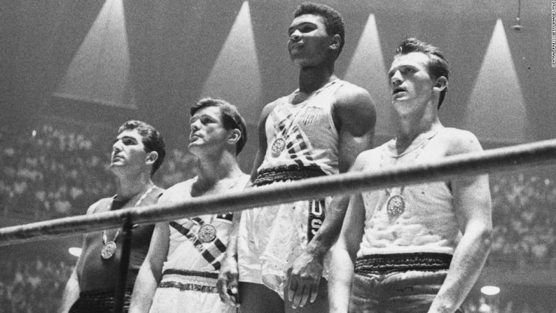 1960, Roma — Antes de que fuera "El más grande", Muhammad Ali era Cassius Clay, un gladiador de la época moderna que ganó la medalla de oro en el peso ligero del boxeo en la histórica capital de Italia.