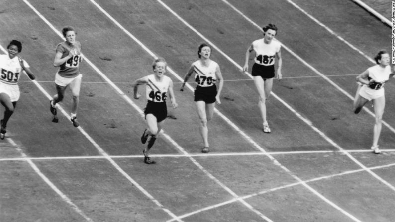 1956, Melbourne — La velocista Betty Cuthbert (la tercera desde la derecha) fue la chica dorada en la primera puesta en escena de los Juegos de Australia, ya que se llevó la victoria en los 100m, 200m femeninos y en los relevos 4x400.