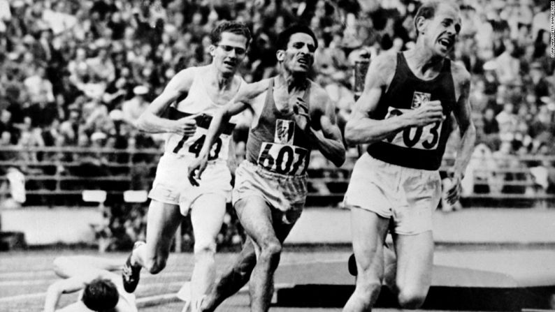 1952, Helsinki — Emil Zatopek (a la derecha) de Checoslovaquia fue el "hombre de hierro" en los primeros Juegos de Finlandia; se llevó el oro en los 5.000 y 10.000 metros y en la maratón. Se trata del único atleta que ha completado una hazaña tan extenuante.