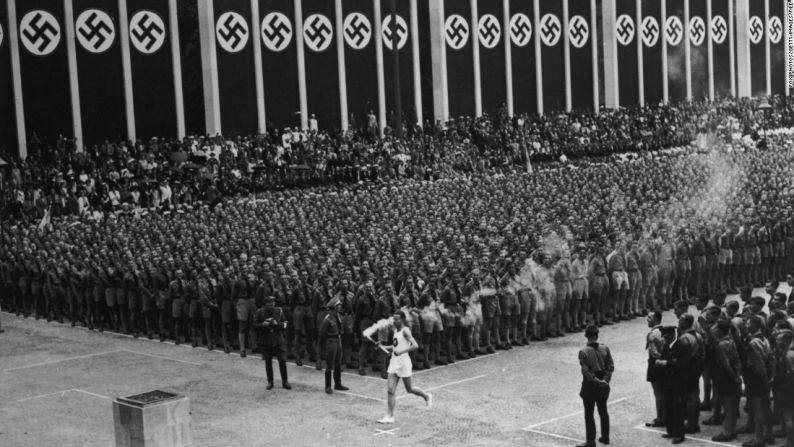 1936, Berlín – Estos juegos para siempre serán relacionados con Adolf Hitler y su régimen brutal. El Führer de Alemania lo vio como una oportunidad ideal para mostrar la supremacía de la raza aria, pero el estadounidense Jesse Owens fue en contra de tales prejuicios al ganar cuatro medallas de oro: tres en pruebas de velocidad y una en salto largo. Se llevó a cabo el primer relevo de antorchas, en el que la llama fue trasladada del monte Olimpo al Estadio Olímpico.