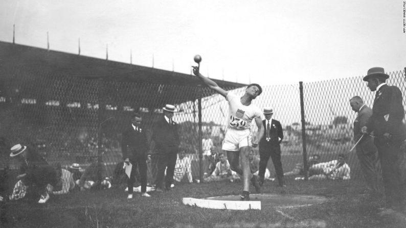 1924, París – Los Juegos regresaron a Francia en 1924, donde el atleta estadounidense Clarence "Bud" Houser ganó el oro en las pruebas de lanzamiento de bala y lanzamiento de disco. Él defendió este último en Ámsterdam cuatro años después.