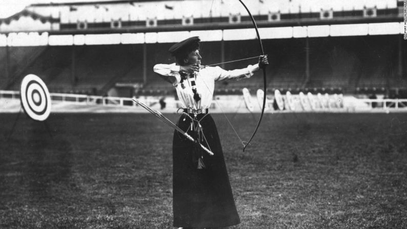 1908, Londres – Se trata de la única ciudad que ha sido sede de los Juegos Olímpicos en tres ocasiones distintas; la capital del Reino Unido se estrenó en 1908. Queenie Newall ganó la competencia femenina de tiro con arco "doble ronda nacional" a la edad de 53 años.