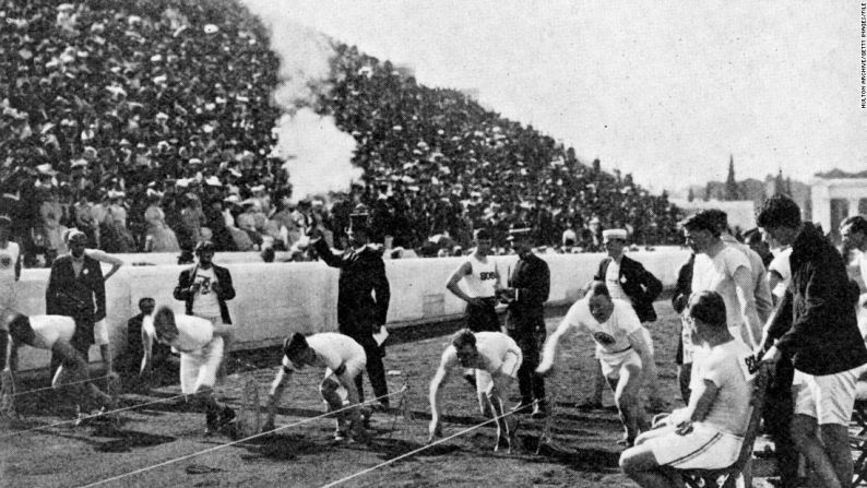 St. Louis, 1904 – Los Juegos Olímpicos salieron de Europa por primera vez y llegaron a suelo estadounidense. Una de las estrellas en St. Louis fue Archie Hahn, el segundo desde la derecha en esta foto que fue tomada en 1906. El estadounidense ganó tres medallas de oro, en los 200 y 100 metros, y en la prueba de los 60 metros que ya no existe.