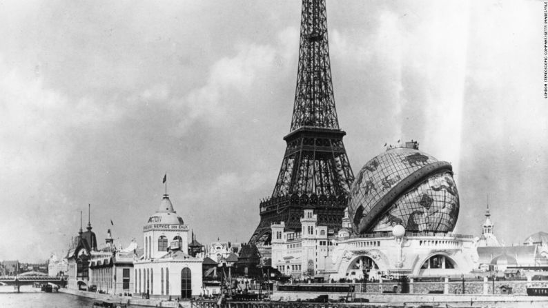 1900, París — Cuatro años después, los Juegos se celebraron en el marco de la feria mundial en la capital francesa. La torre Eiffel fue un foco central de la "Exposición Universal".