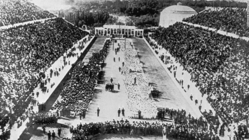 1896, Atenas – La antigua capital de Grecia fue la sede de los primeros Juegos Olímpicos modernos. La ceremonia inaugural se llevó a cabo en el Estadio Panathinaiko ante 241 atletas de 14 naciones que participaron en 43 pruebas de nueve deportes.