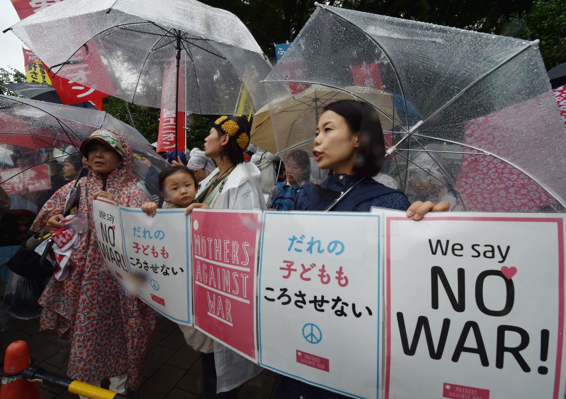 Cientos de personas protestan contra el Primer Ministro Japonés Shinzo Abe por la propuesta en torno al programa de Defensa que se quiere reformar.