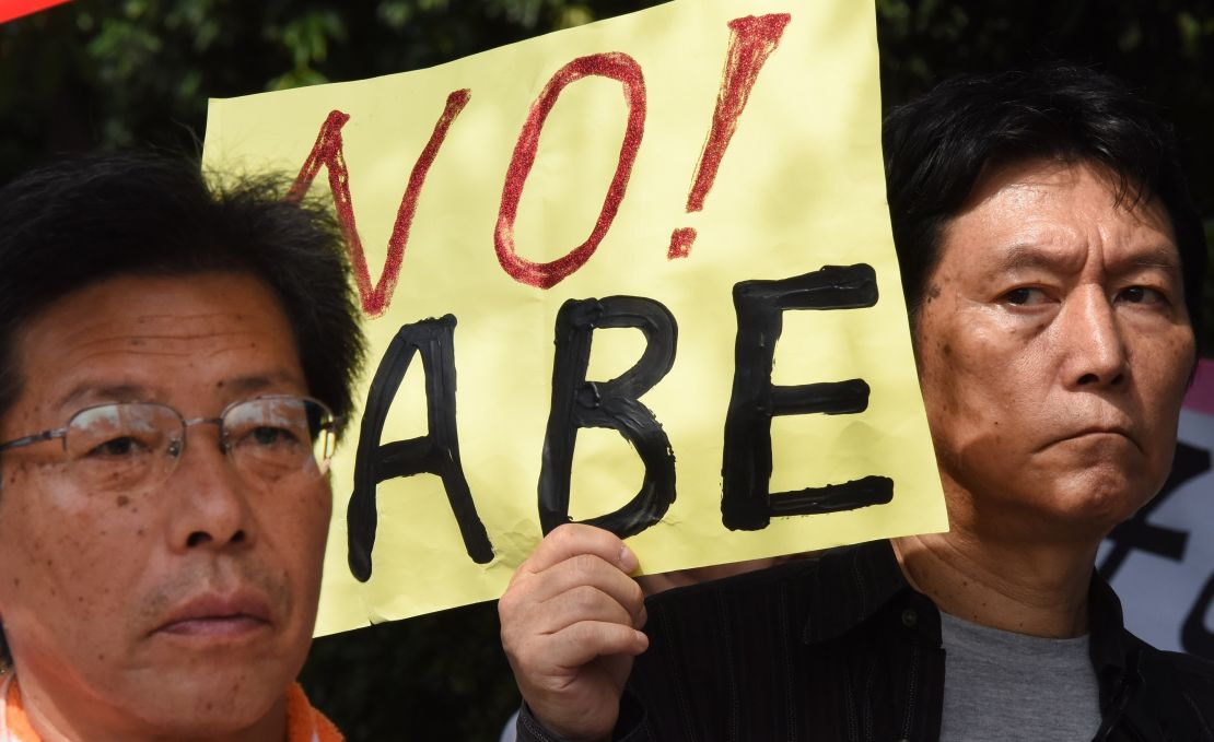 "¡No Abe!", le dicen cientos de japoneses al PM japonés.