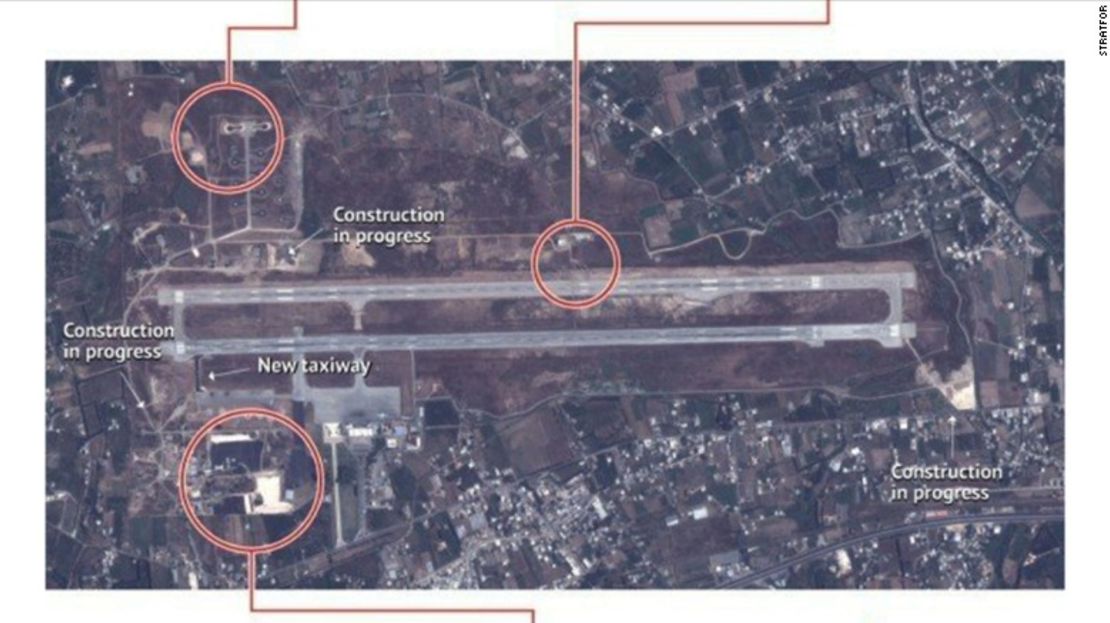 Imágenes satelitales muestran el Aeropuerto Internacional Bassel al-Assad en Siria con áreas recién pavimentadas, tanques y otros equipos.