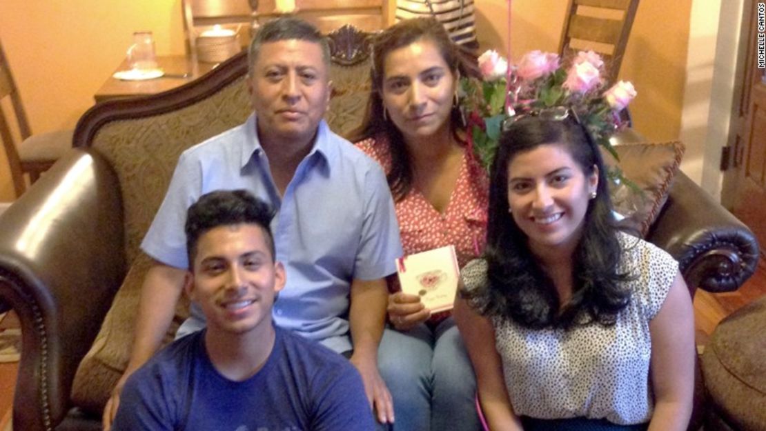 Michele Cantos y su familia durante su graduación de la Universidad de Siracusa, donde estudió una maestría en relaciones internacionales.