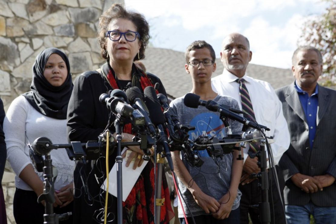 La abogada Linda Moreno habla junto a Mohamed y la familia del joven durante una conferencia en Irving, Texas (Ben Torres/Getty Images).