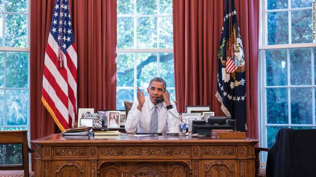 El presidente Barack Obama habla con el presidente Raúl Castro desde la oficina oval de la Casa Blanca.