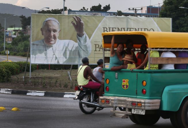 En Santiago de Cuba, un cartel da la bienvenida al papa. El pontífice estará cuatro días en la isla.