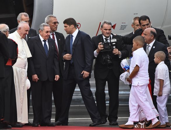 El presidente de Cuba, Raúl Castro, recibió en el aeropuerto de La Habana al papa Francisco.