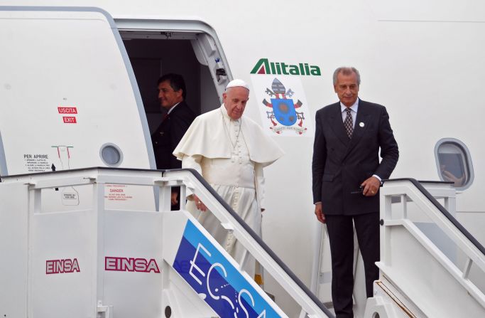 El papa Francisco sale del avión tras aterrizar en el aeropuerto internacional de La Habana en su primera visita a la isla.