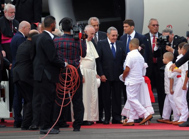 Niños cubanos recibieron al papa Francisco a su llegada a La Habana el 19 de septiembre de 2015. El pontífice es el tercer papa que llega a Cuba en los últimos 17 años.