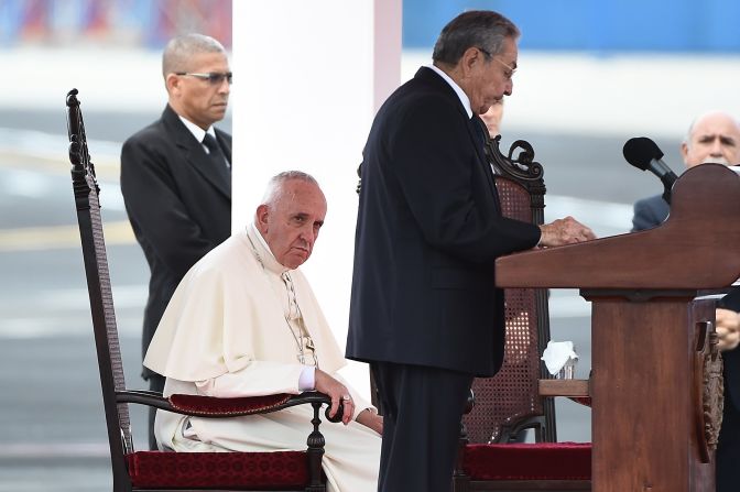 Raúl Castro reconoció el papel del Vaticano en la política internacional como mediador entre estados: "nuestro encuentro en el Vaticano brindó oportunidad intercambiar ideas acerca asuntos importantes del mundo".