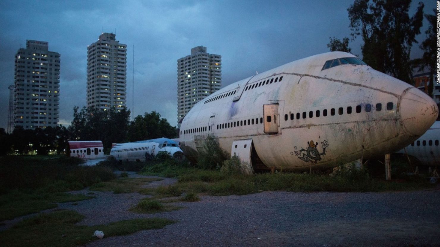 En un populoso barrio de Bangkok, el fotógrafo Taylor Weidman documentó cómo personas sin techo viven dentro de los restos de varias  aeronaves, en un panteón de aviones.