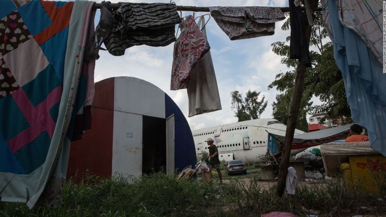 El traspatio del cementerio de aviones en el que viven familias indigentes en Bangkok.