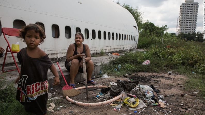 Las familias que ocupan los despojos de los aviones se ganan la vida recolectando basura.